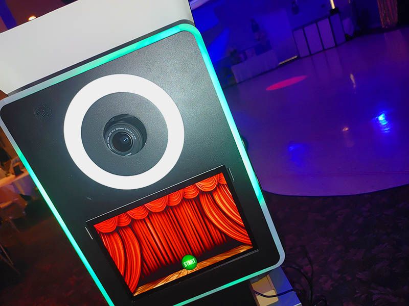Watch the Magic Mirror Photo Booth Philadelphia in action
